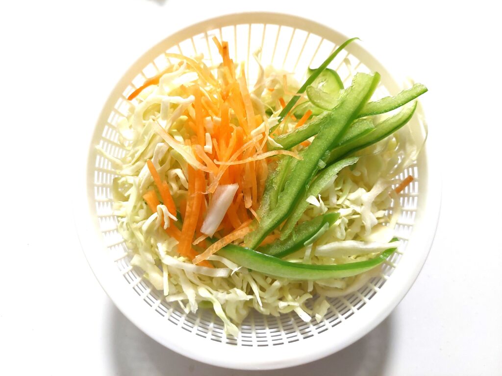 コープミールキット「野菜と食べる！葱まみれ油淋鶏」野菜を洗っておく