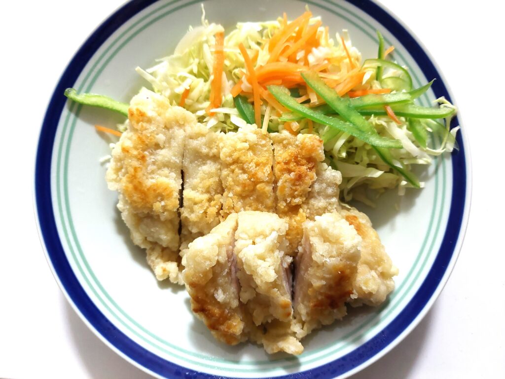 コープミールキット「野菜と食べる！葱まみれ油淋鶏」お皿に盛り付ける