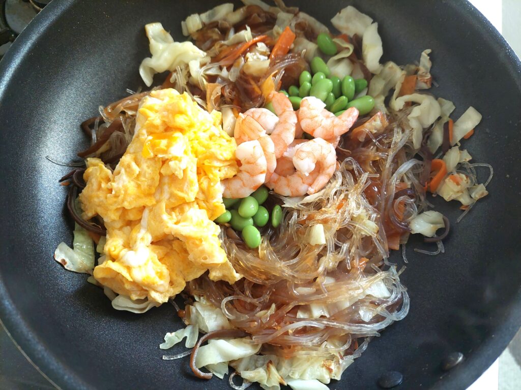 コープデリミールキット「ふわふわ卵で仕上げる！海老と枝豆の中華春雨」卵を混ぜて仕上げる