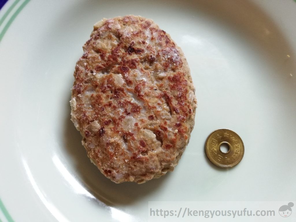 食材宅配コープで購入した「肉汁じゅわっとハンバーグ」大きさの比較