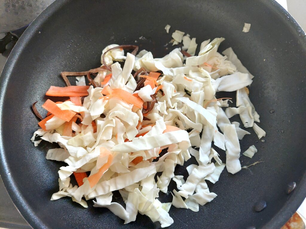 コープデリミールキット「ふわふわ卵で仕上げる！海老と枝豆の中華春雨」野菜を炒める