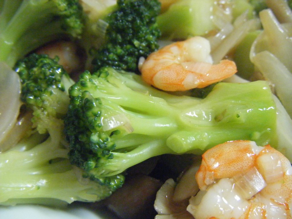 食材宅配コープデリのミールキット「海老とブロッコリーの中華炒め」完成画像