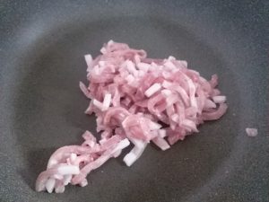 コープデリ もやしを加える細切り産直豚の醤油麹炒めをお試し　豚肉を炒めている画像