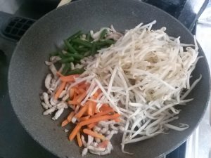 コープデリ もやしを加える細切り産直豚の醤油麹炒めをお試し　野菜を炒めている画像