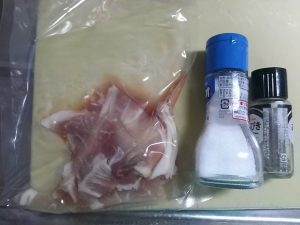 食材宅配コープデリのミールキット「豚肉ときのこの和風おろし」自宅にあった塩と胡椒