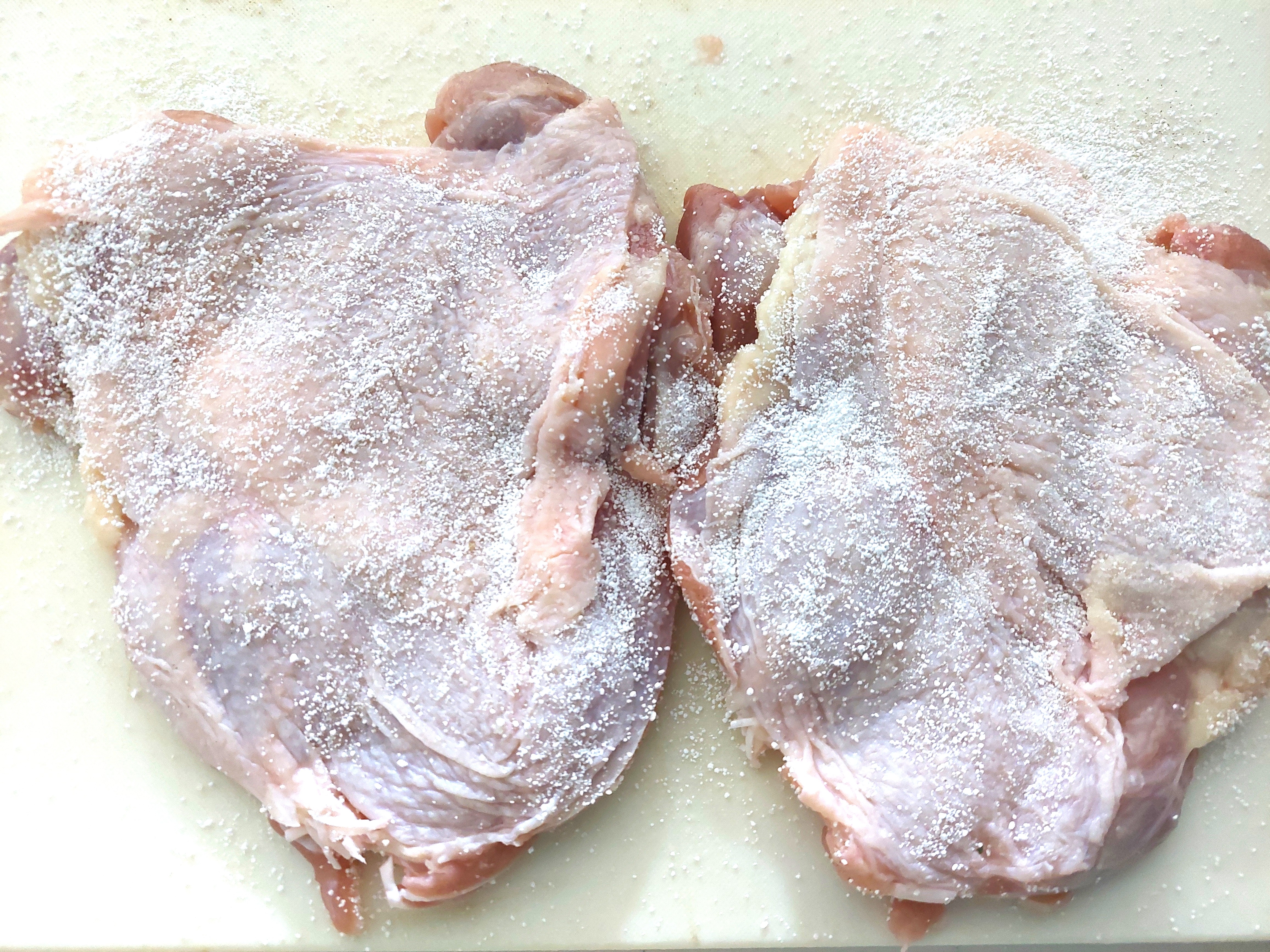 コープ「顆粒片栗粉　とろみちゃん」鶏肉に適量付ける