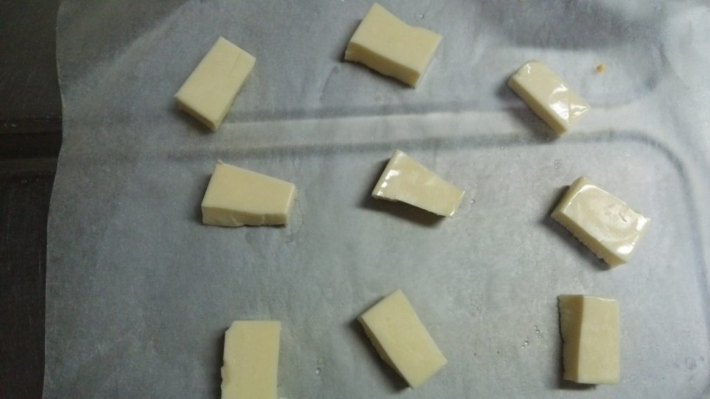 食材宅配コープで購入したベビーチーズで簡単おつまみを作る　切り分けたチーズ画像