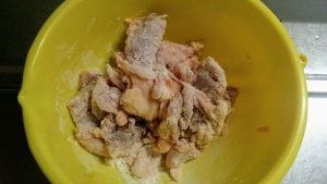 【コープデリ簡単料理キット】鶏肉とさといもの治部煮風を作ってみたよ　下ごしらえしている画像