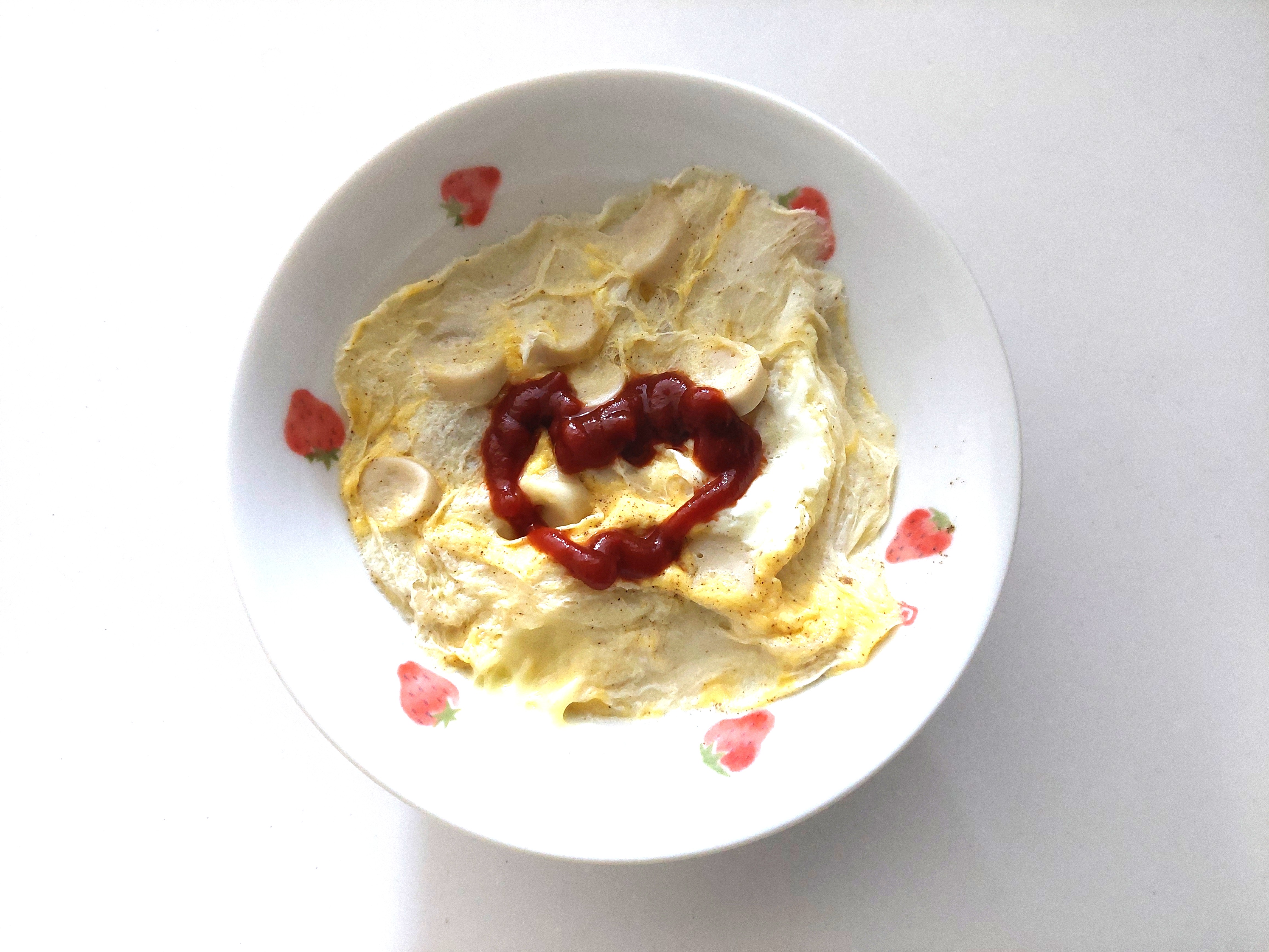 電子レンジで！おさかなソーセージとふんわり卵のチーズオムレツ