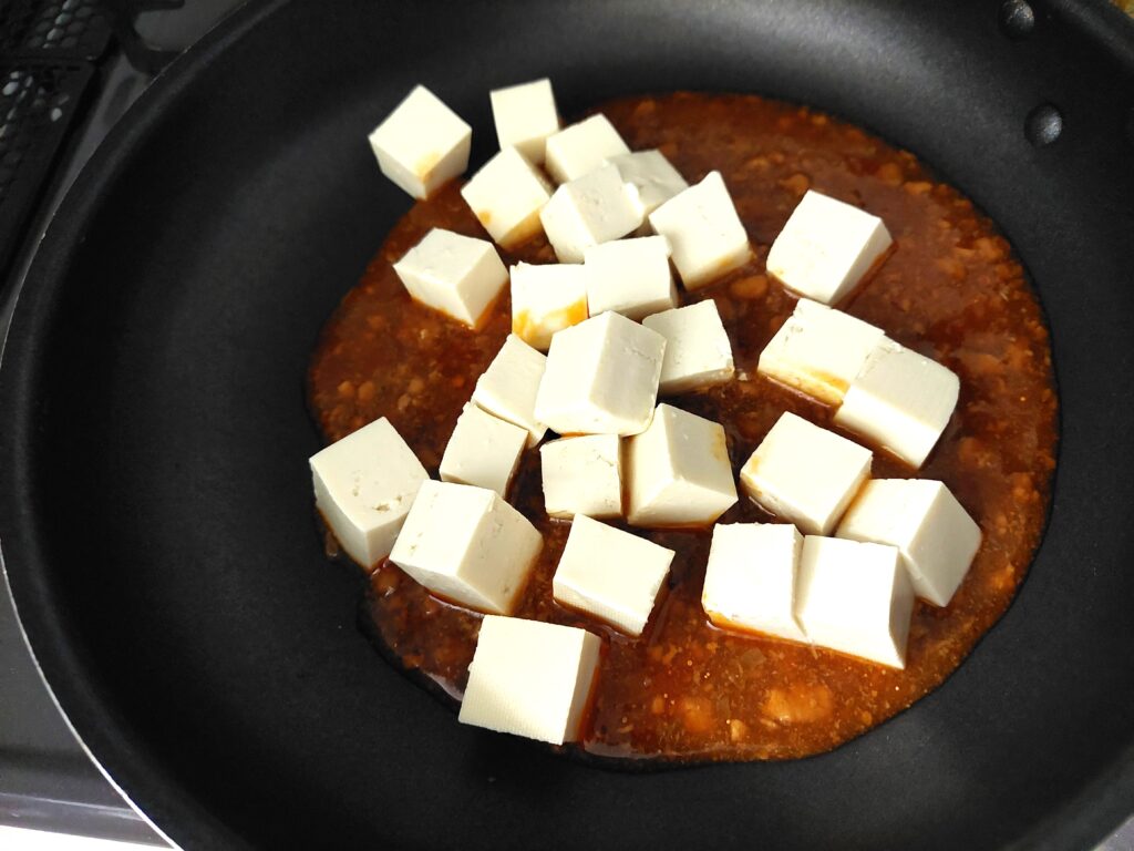 コープ「麻婆豆腐甘口」フライパンに豆腐を入れる