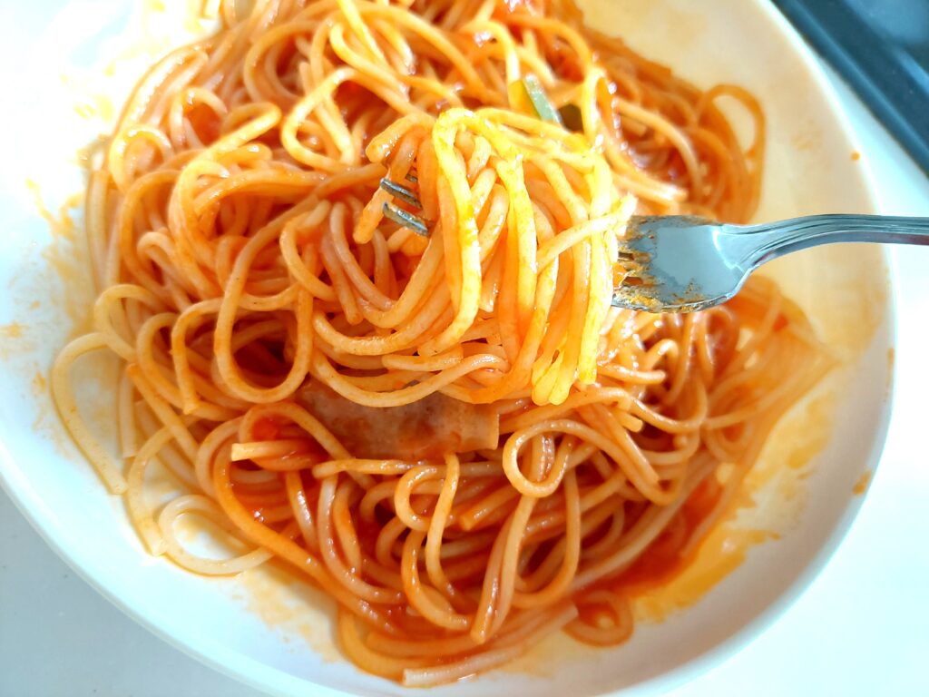 コープ「炒め玉ねぎの香ばしい味わいナポリタンスパゲッティ」麺のアップ