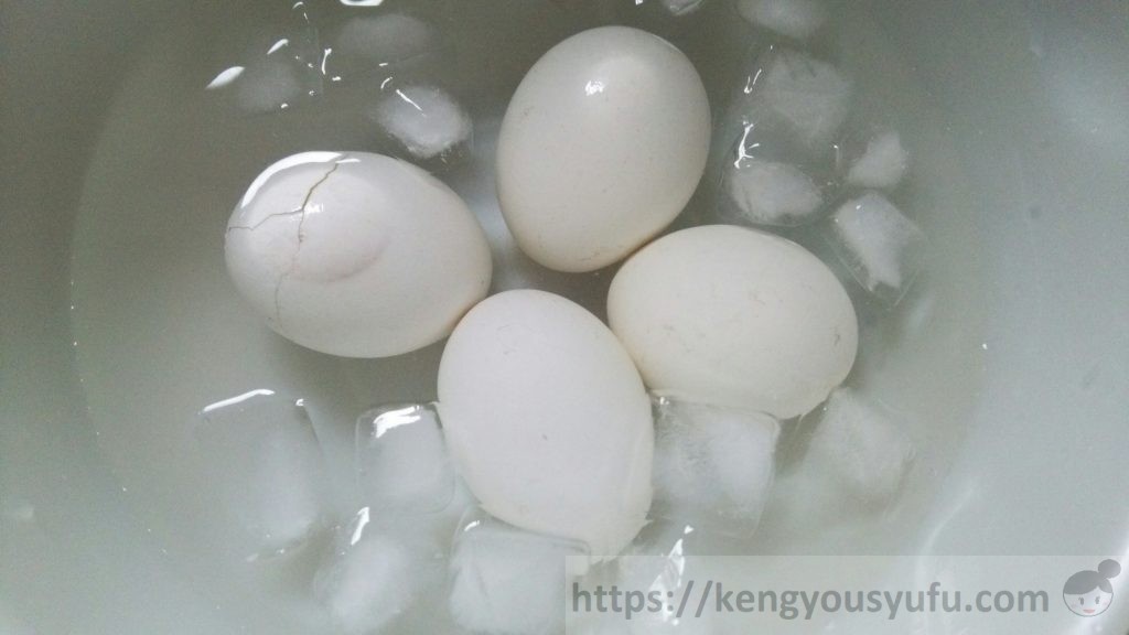 コープデリの産直たまごの口コミ　安くて安全な「産直」の割に安い　茹でたてのゆで卵を氷水で冷やしている画像