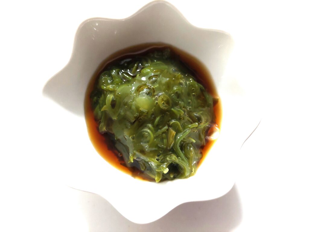 コープ国産素材「宮城県産めかぶ」醤油をかけた画像