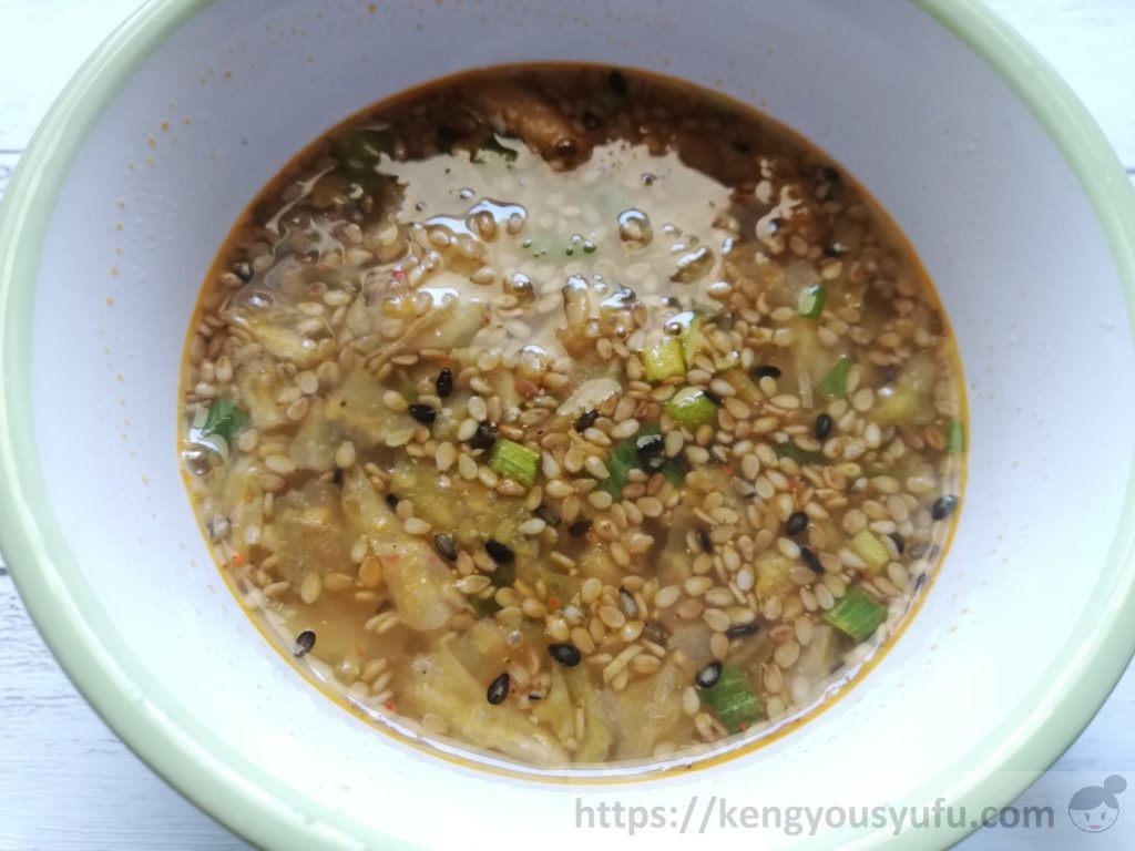 食材宅配コープデリで購入した「ピリ辛ごまスープ」お湯を注いだ後の画像