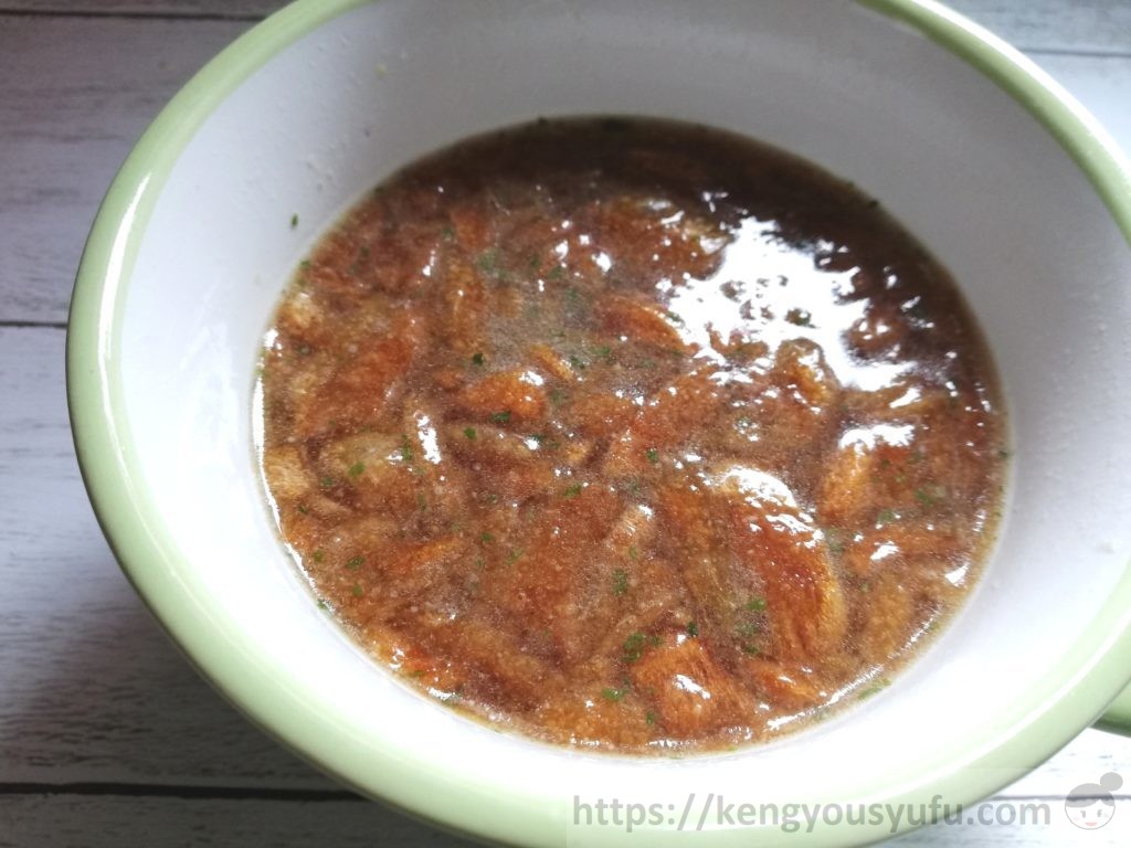 食材宅配コープデリで購入した「淡路島産玉ねぎのスープ」お湯を入れた画像1