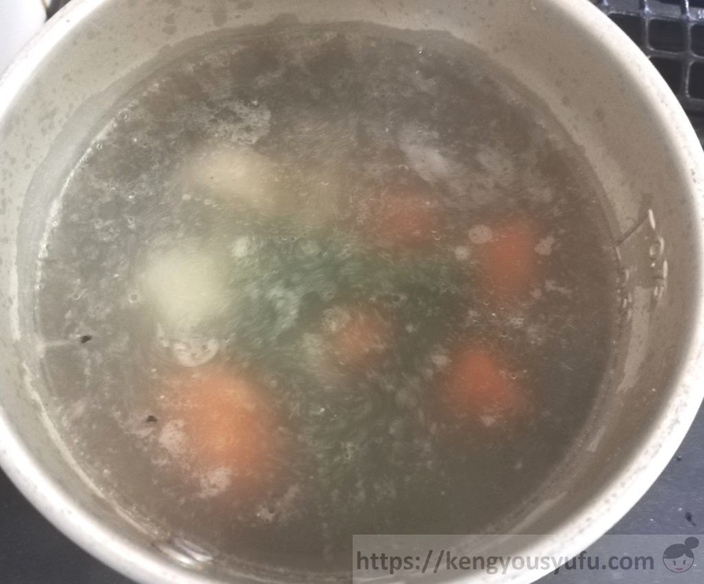 食材宅配コープデリで購入したミールキット「バジルチキンソテー＋ごろごろ野菜スープ」スープを煮込んでいる画像