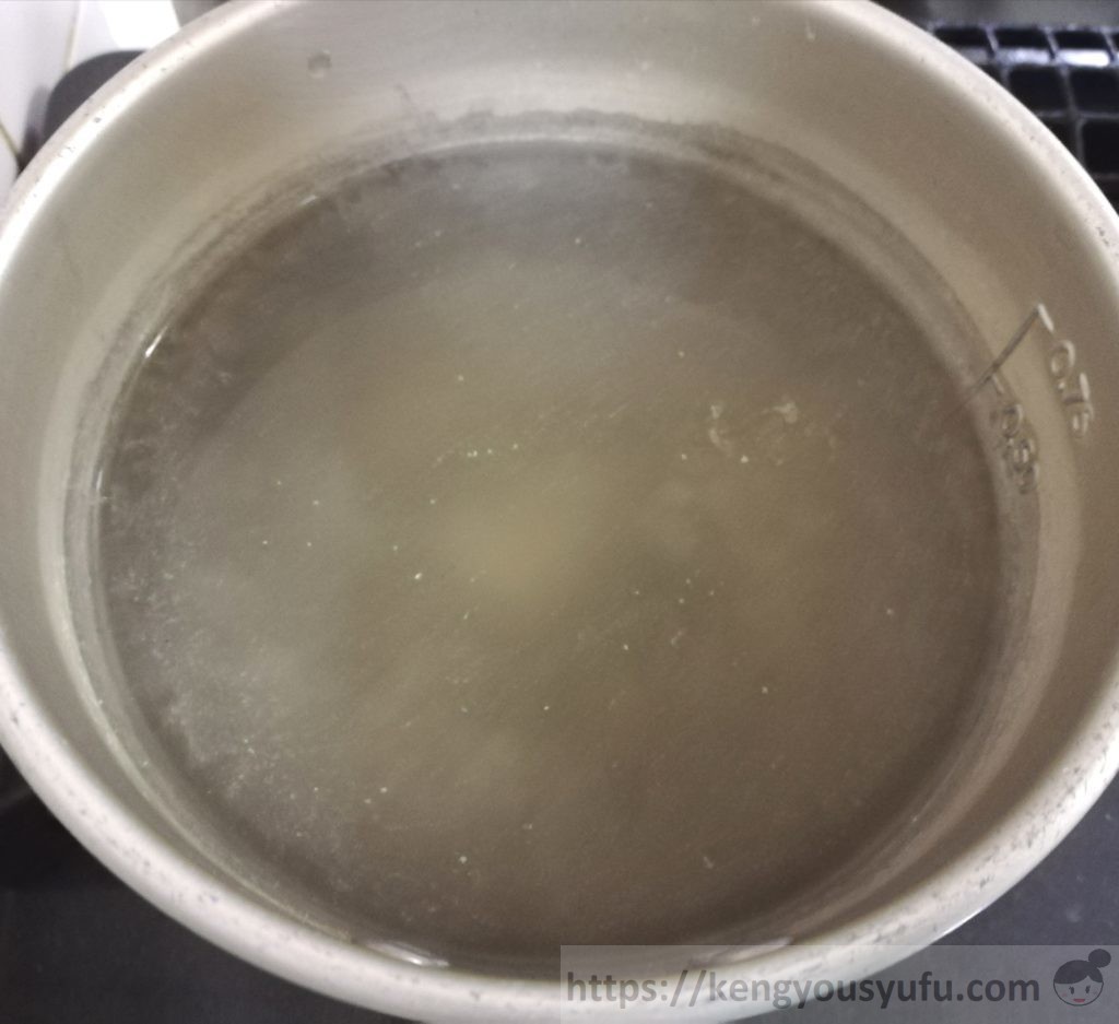 食材宅配コープデリで購入したミールキット「バジルチキンソテー＋ごろごろ野菜スープ」スープ用のお湯を沸かしている画像