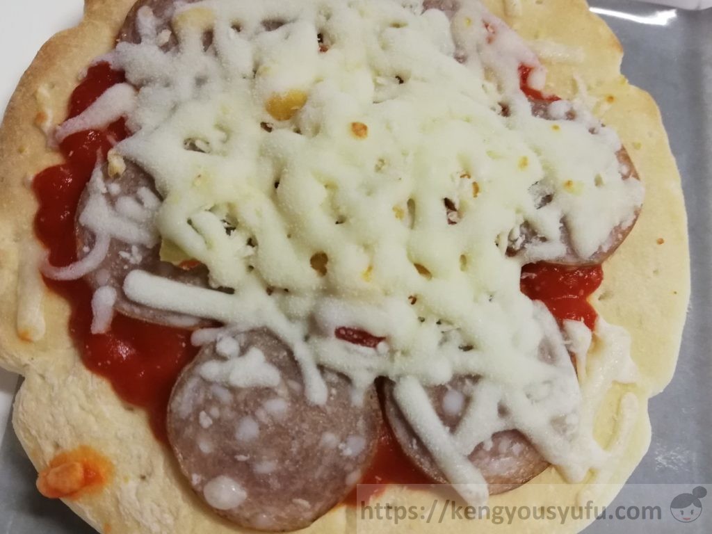 食材宅配コープデリで購入した「レンジでミックスピザ」凍ったままの画像