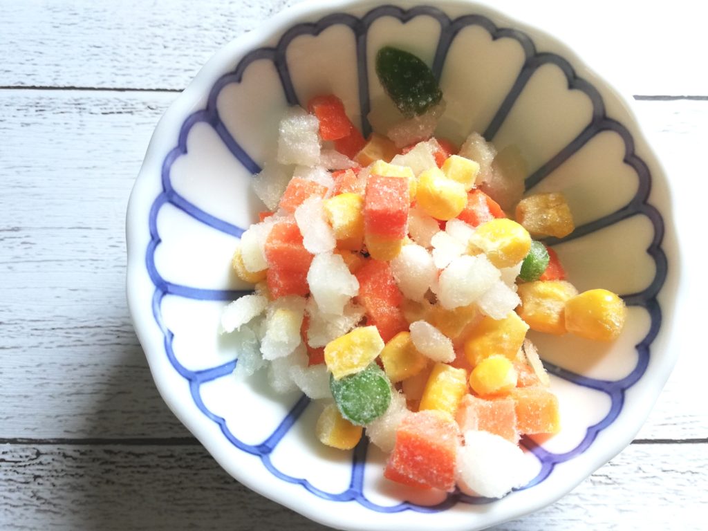 コープ産地指定「北海道の野菜ミックスたまねぎ入り」凍ったままの画像