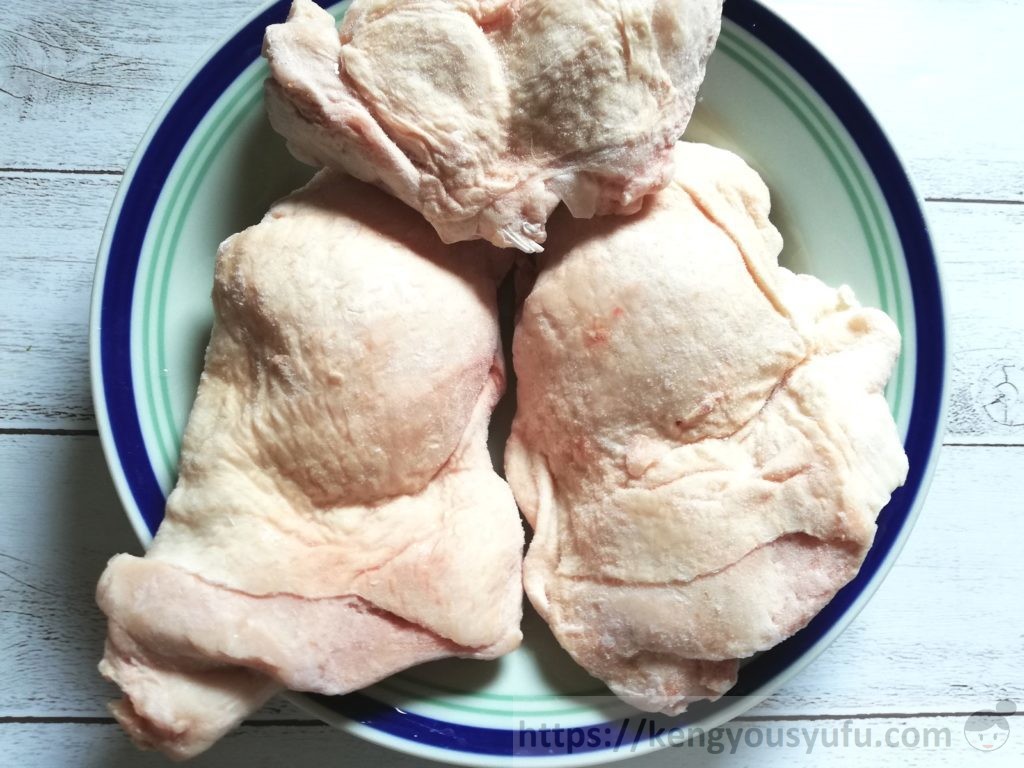 食材宅配コープデリで購入した「産直げん気鶏」凍ったままの画像