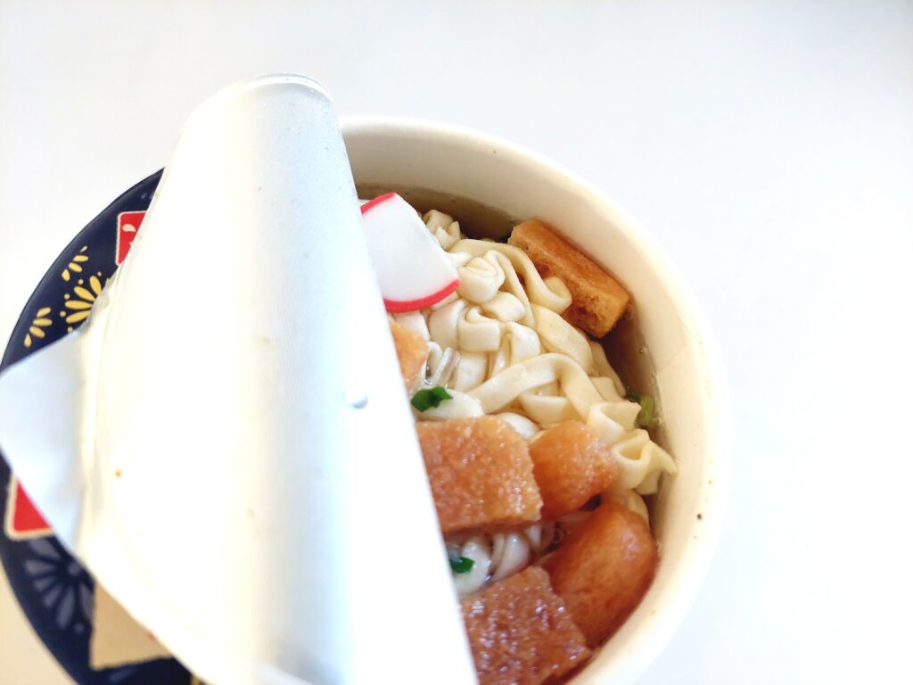 コープ「関西風きつねうどん（きざみ揚げ入り）」お湯を入れる