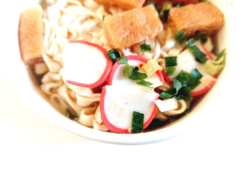 コープ「関西風きつねうどん（きざみ揚げ入り）」かまぼこアップ