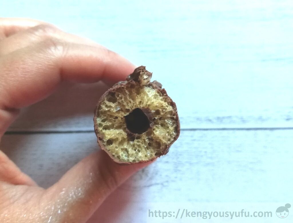 食材宅配コープデリで購入した「チョコ坊たち（小麦全粒粉入り）」半分に割ってみた