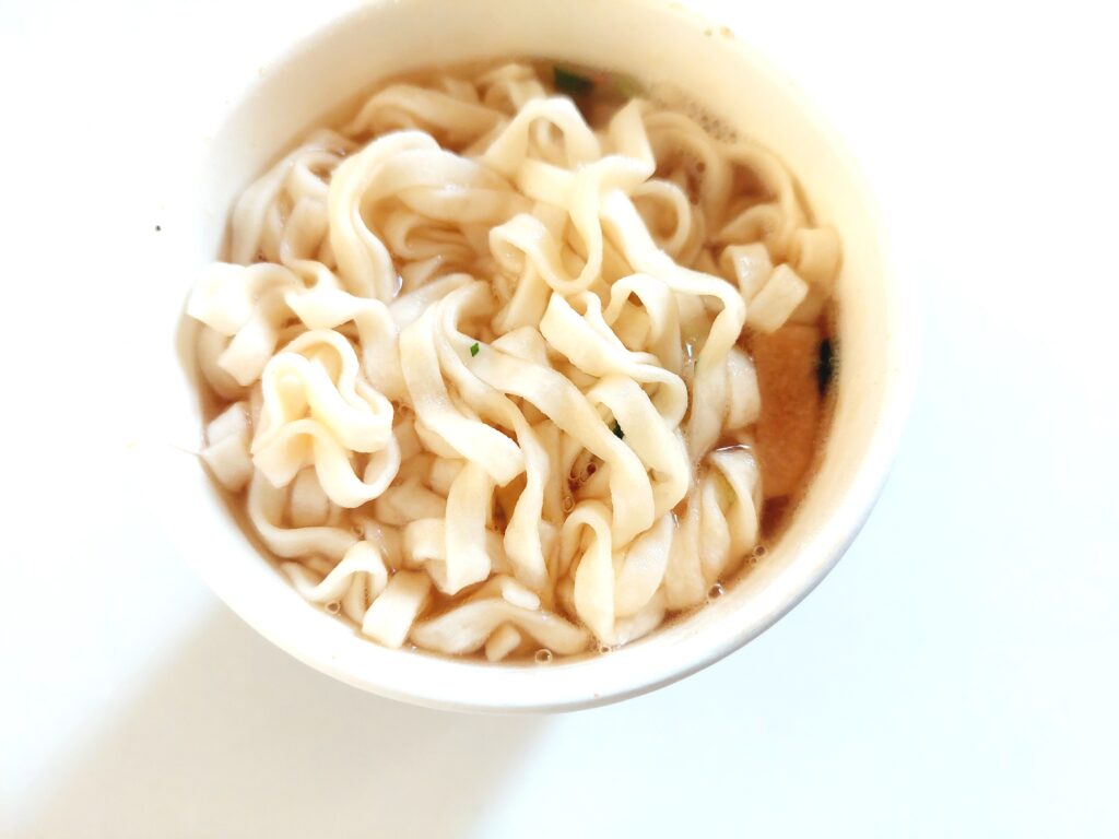 コープ「関西風きつねうどん（きざみ揚げ入り）」麺アップ