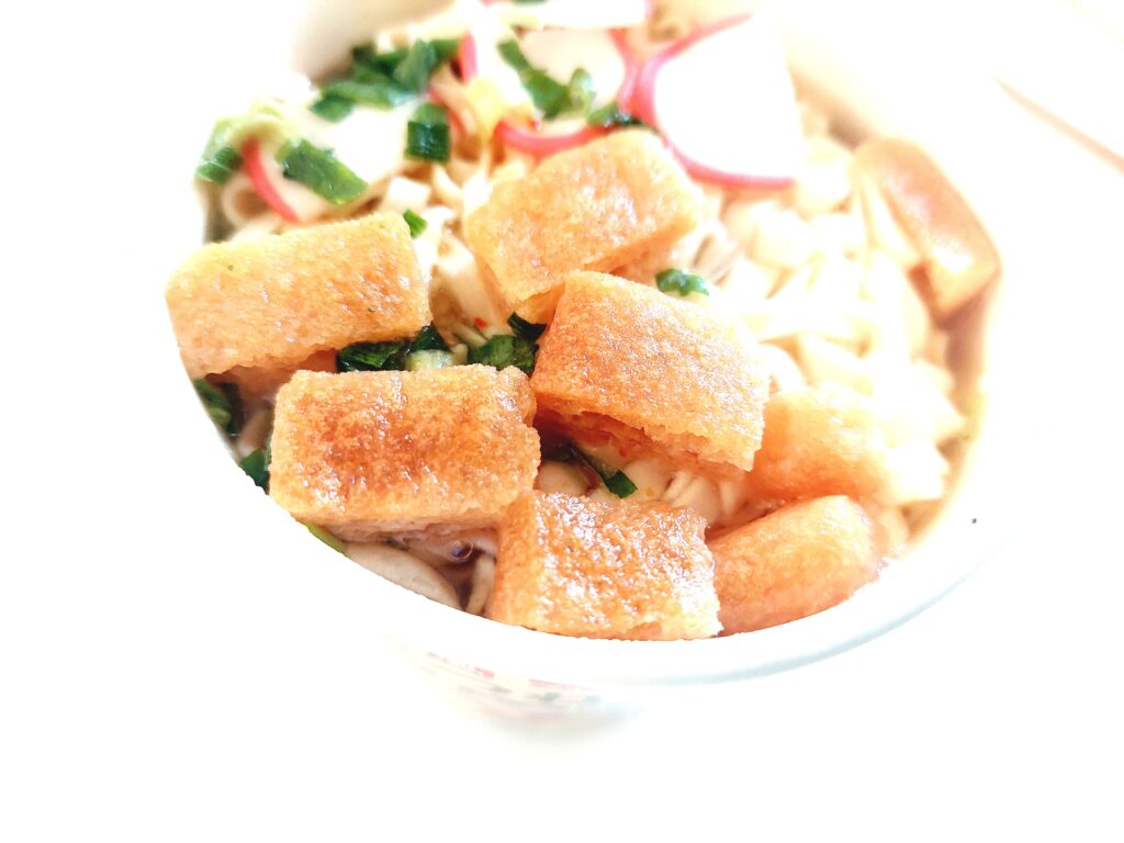 コープ「関西風きつねうどん（きざみ揚げ入り）」お揚げアップ