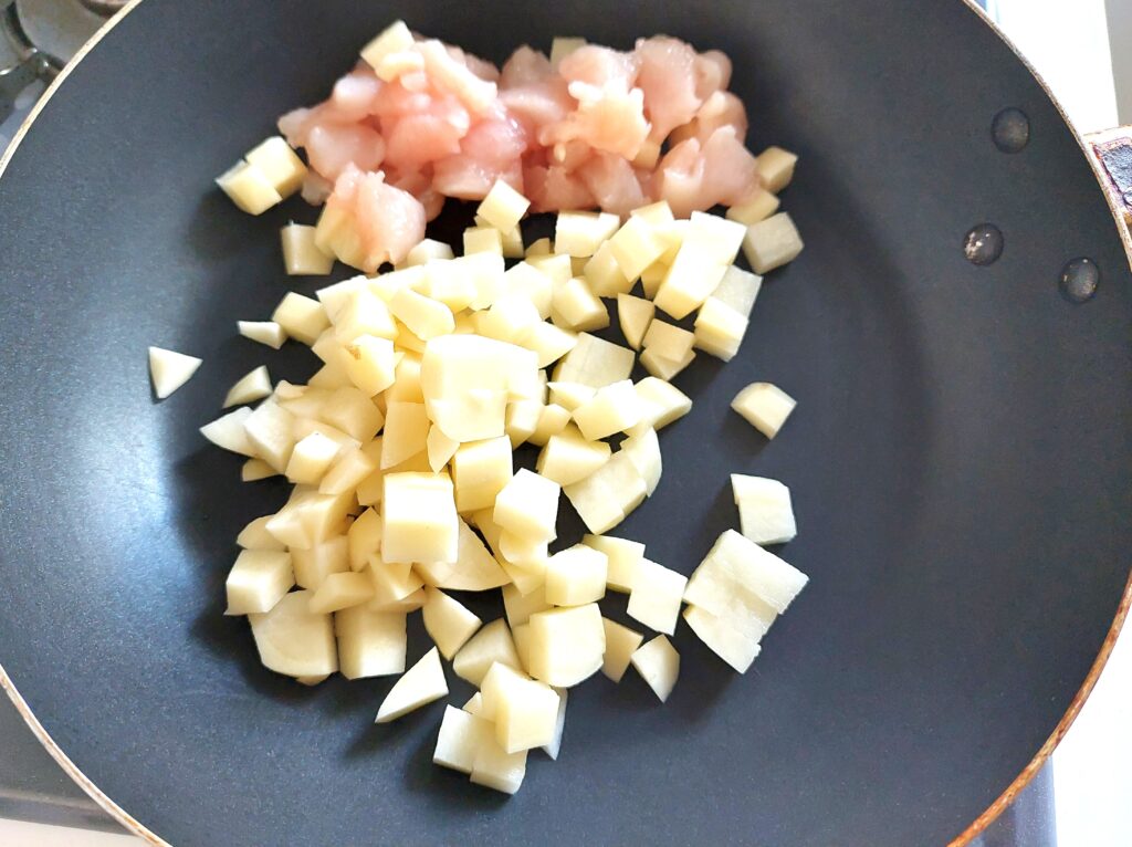 コープ「クリームシチュー」野菜と肉を炒める