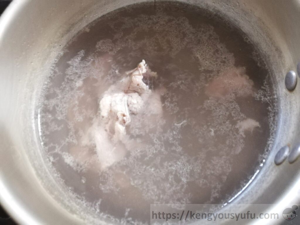 ウェルネスダイニング料理キット「しゃぶしゃぶ風薬味だれ」豚肉を煮ている画像