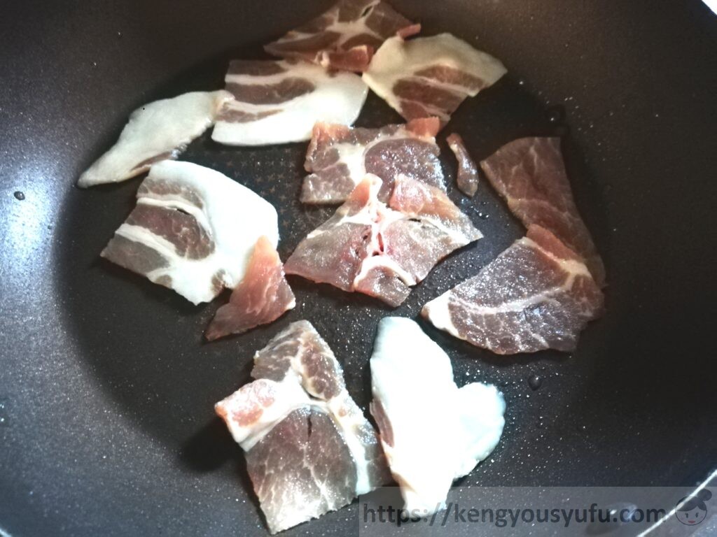 ウェルネスダイニング　制限食料理キット「豚肉の野菜マリネ」肉を焼いている画像
