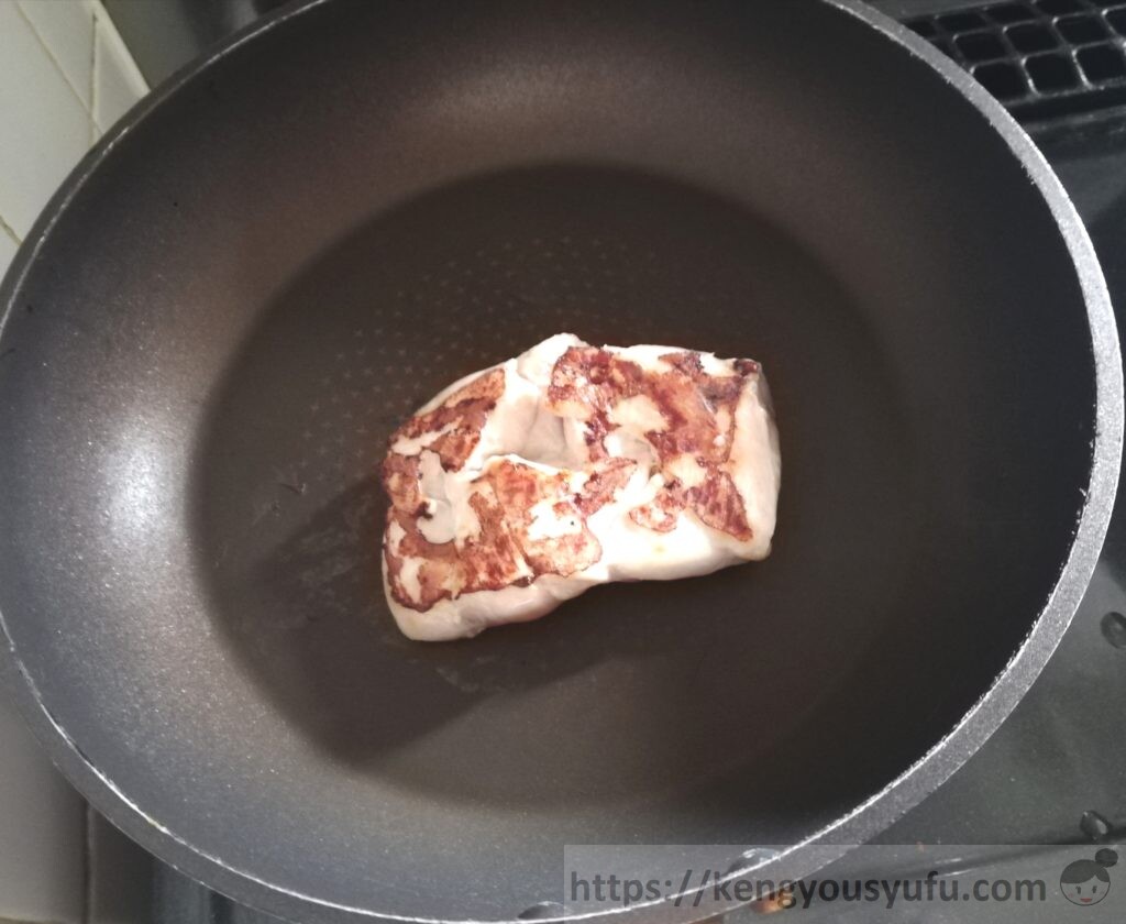 鶏肉の照り焼き　フライパンで鶏肉をこんがり焼いている画像