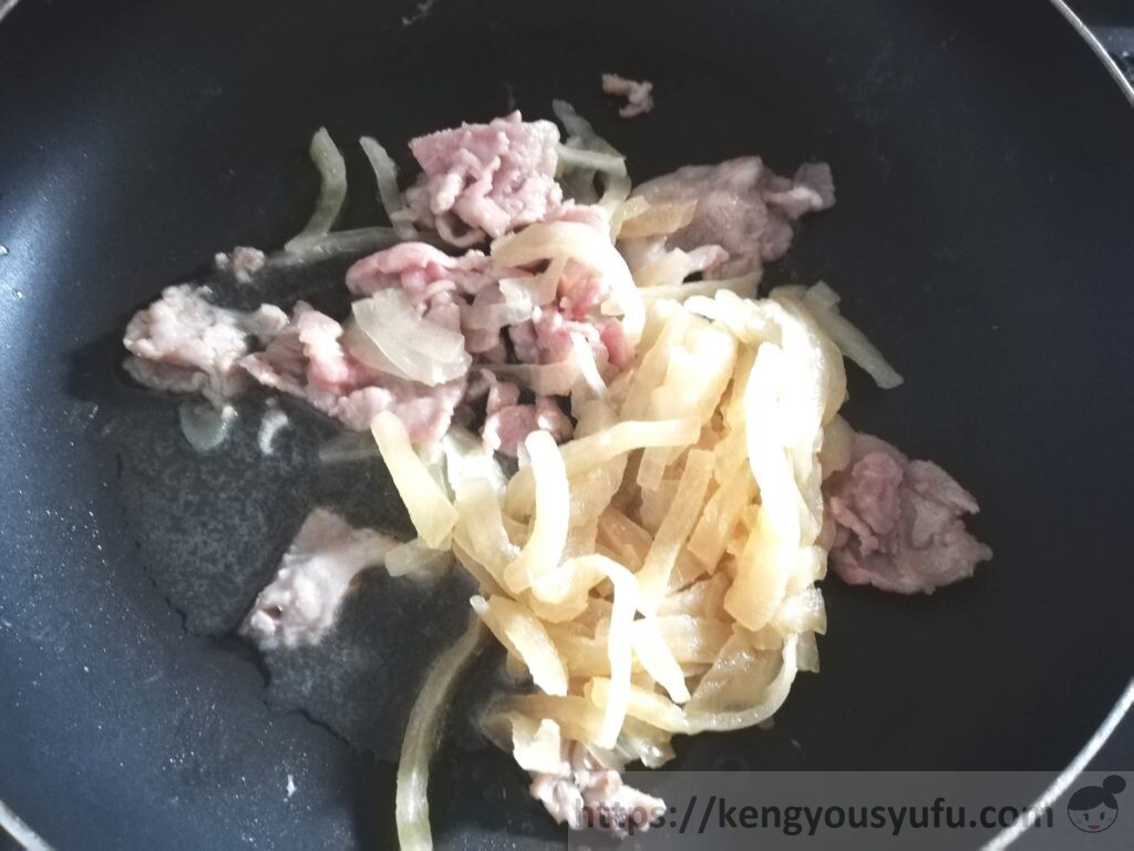 豚肉の生姜焼き　野菜と豚肉を一緒に炒めている画像