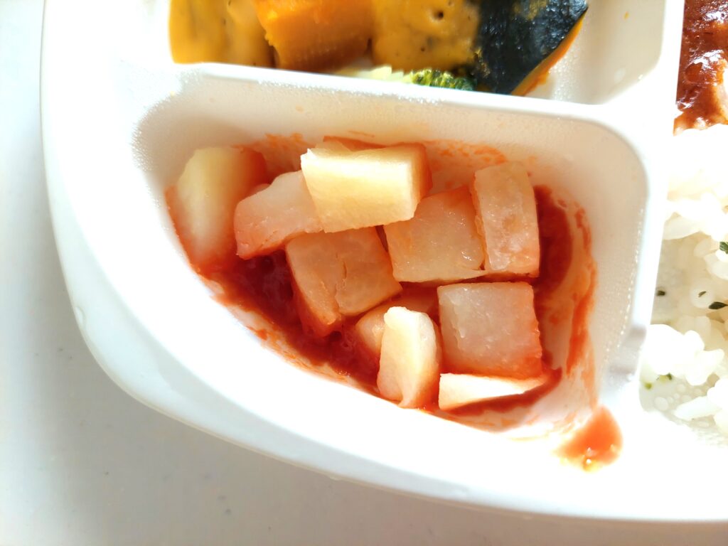 5種の野菜を使ったお子さまプレート「チキンカレーセット」ポテトのトマトソースかけ