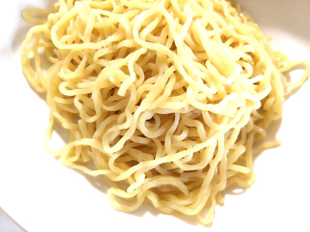 コープ「ざるラーメン和風しょうゆつゆ」麺のアップ画像
