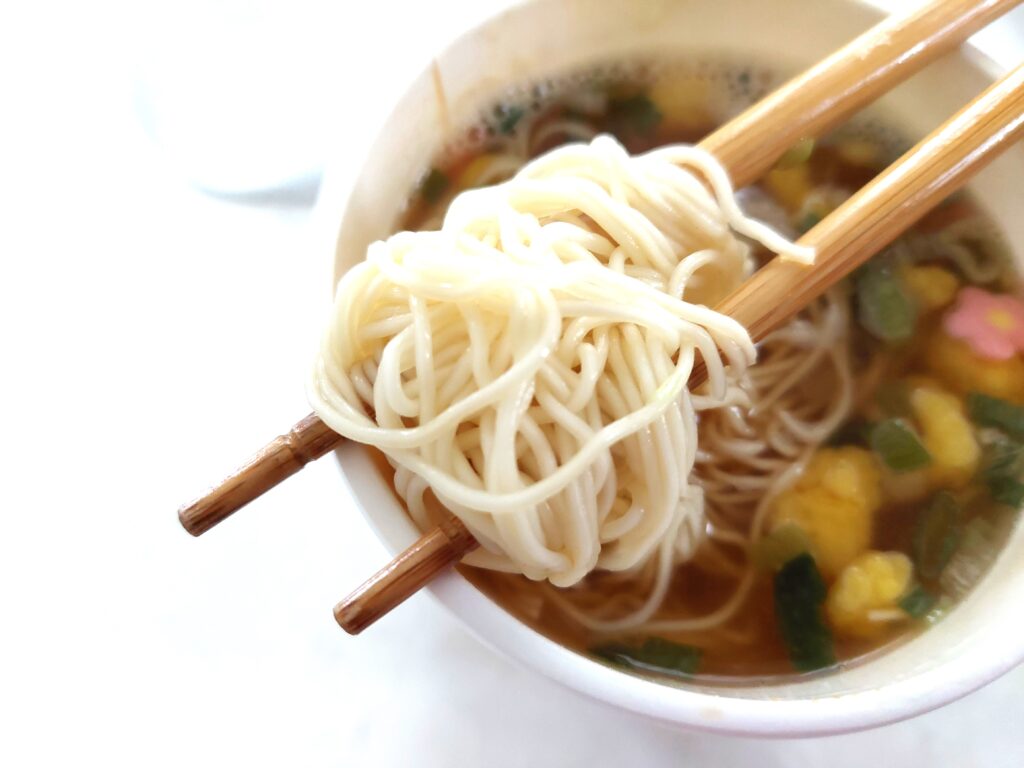 コープカップラーメン「あったかそうめんあごだし仕立て」麺が固めでおいしい