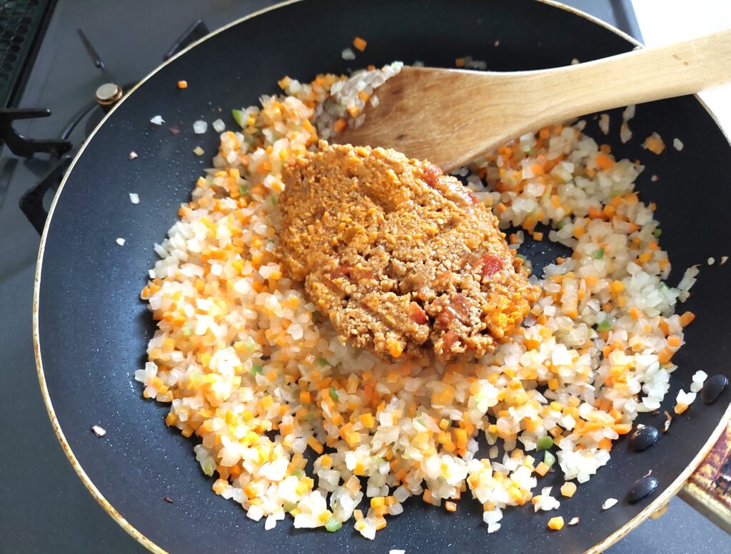 コープミールキット「１／３日分野菜が摂れる半熟玉子のドライカレー」ドライカレーを入れて炒める