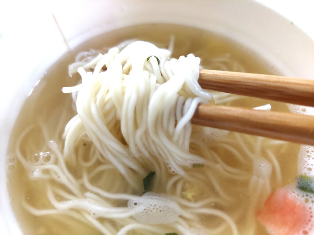 コープカップラーメン「あったかおそうめん鯛だし仕立て」麺は固めでおいしい