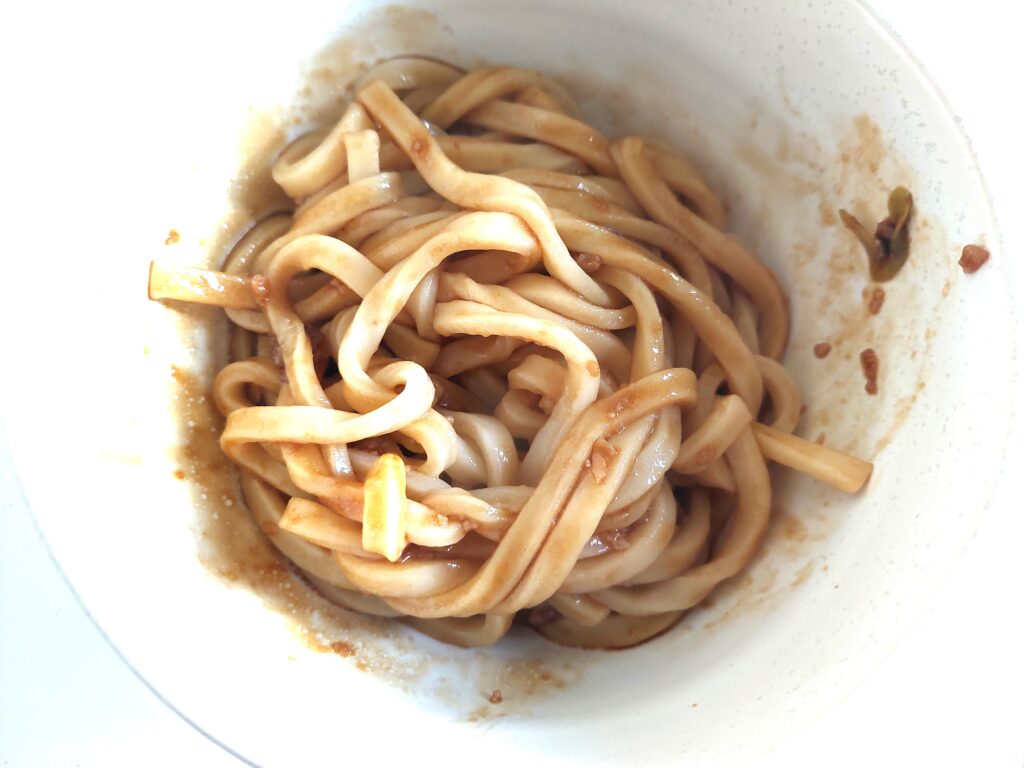 コープ「汁なし肉うどん」完成画像