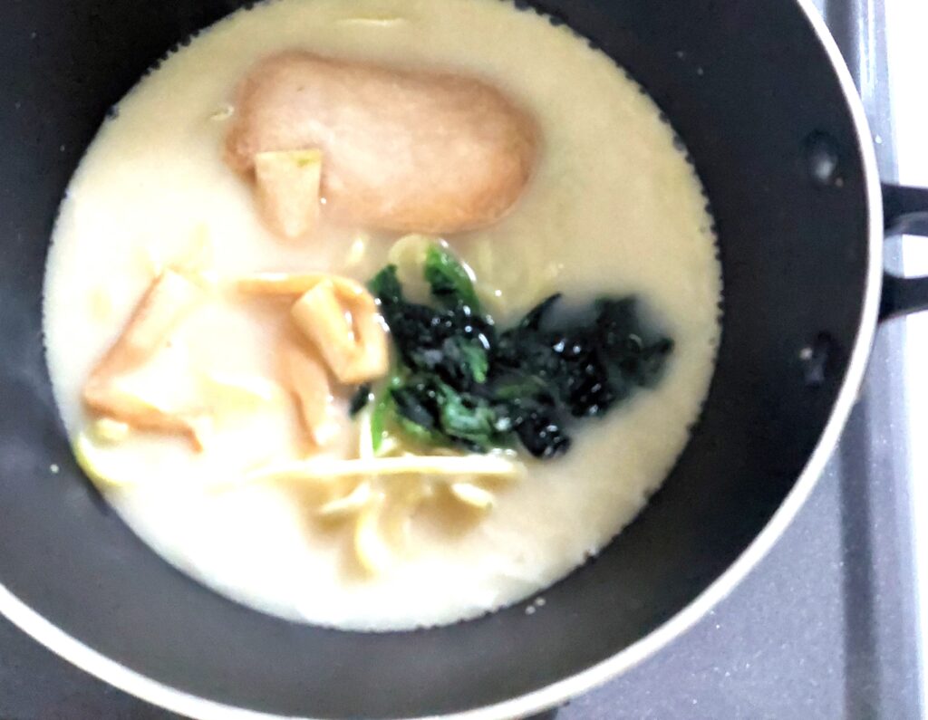 コープ「コクと旨味のまろやか鶏白湯ラーメン」鍋で茹でる