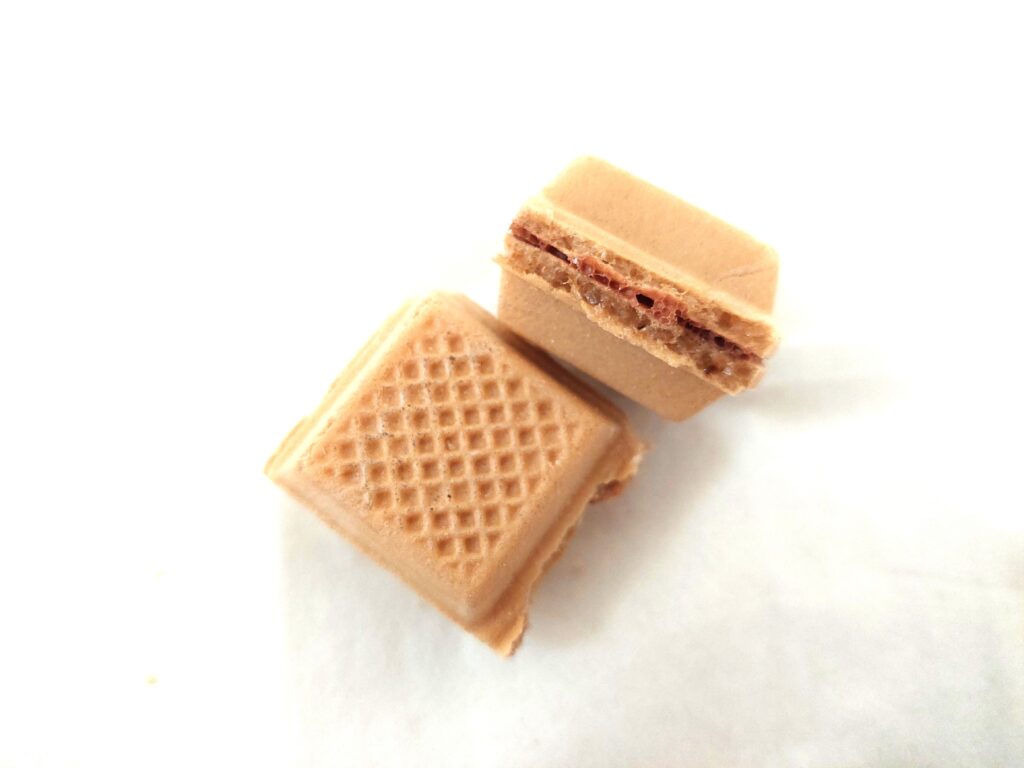 コープ「かるっちょ！チョコもなか」半分に割ってみた1