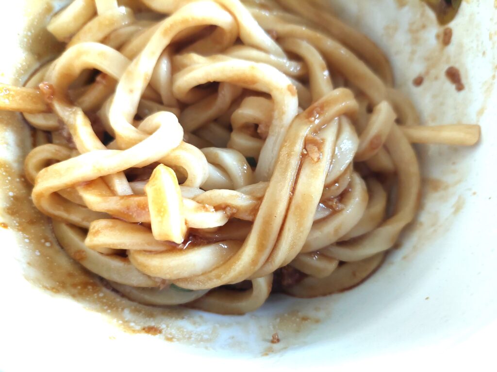 コープ「汁なし肉うどん」麺アップ