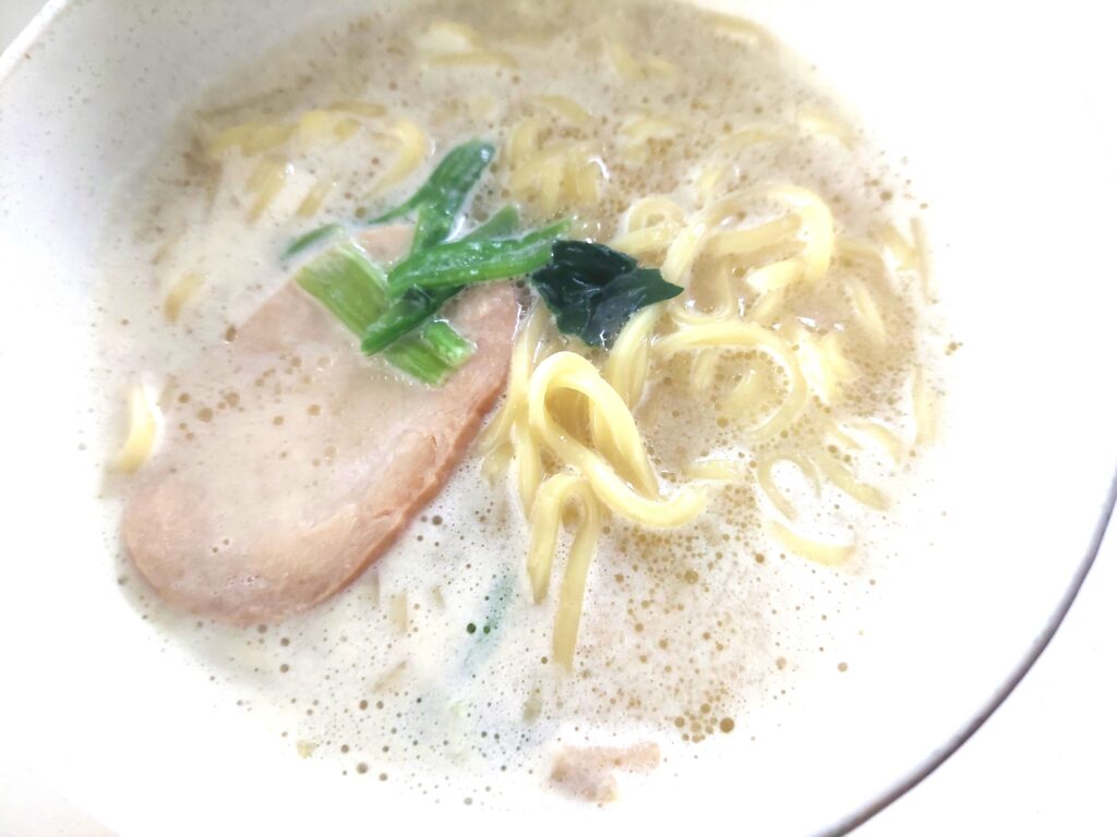 コープ「コクと旨味のまろやか鶏白湯ラーメン」完成画像