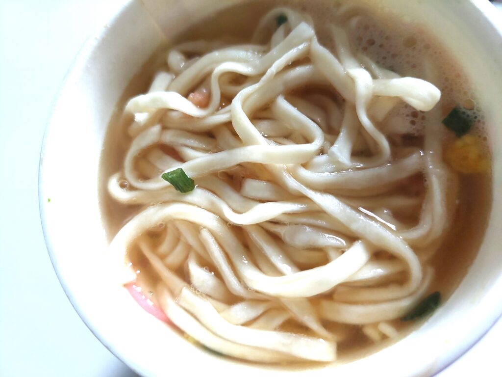 コープカップラーメン「極みだしうどん」麺アップ