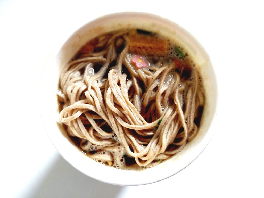 コープカップラーメン「極みだしそば」麺のアップ