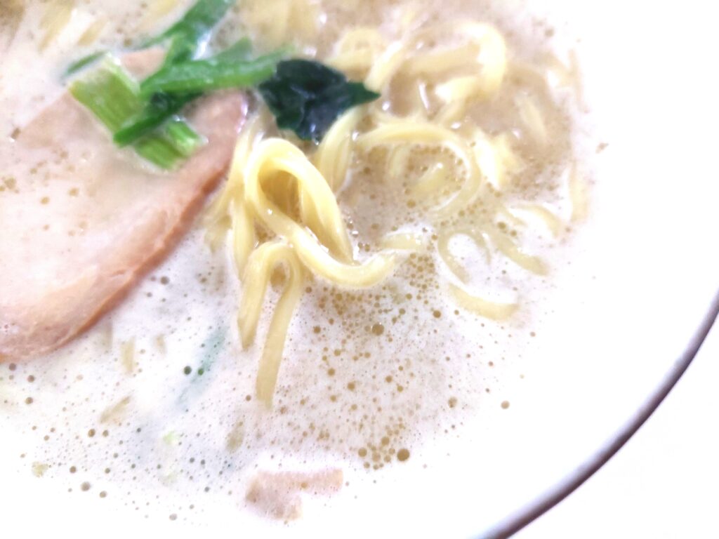 コープ「コクと旨味のまろやか鶏白湯ラーメン」麺アップ