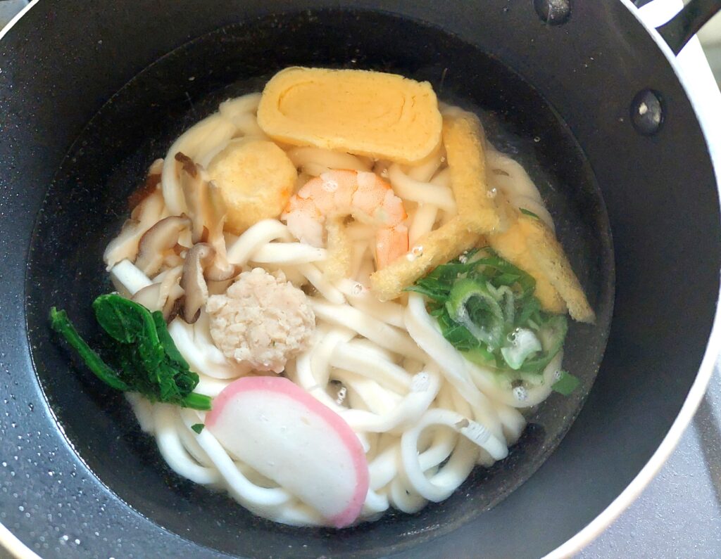 コープ「10種具材の鍋焼うどん」ゆでる