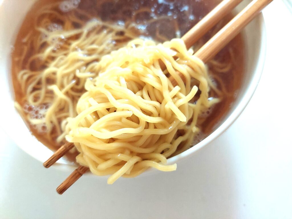 コープ「麺きわラーメン醤油」麺アップ