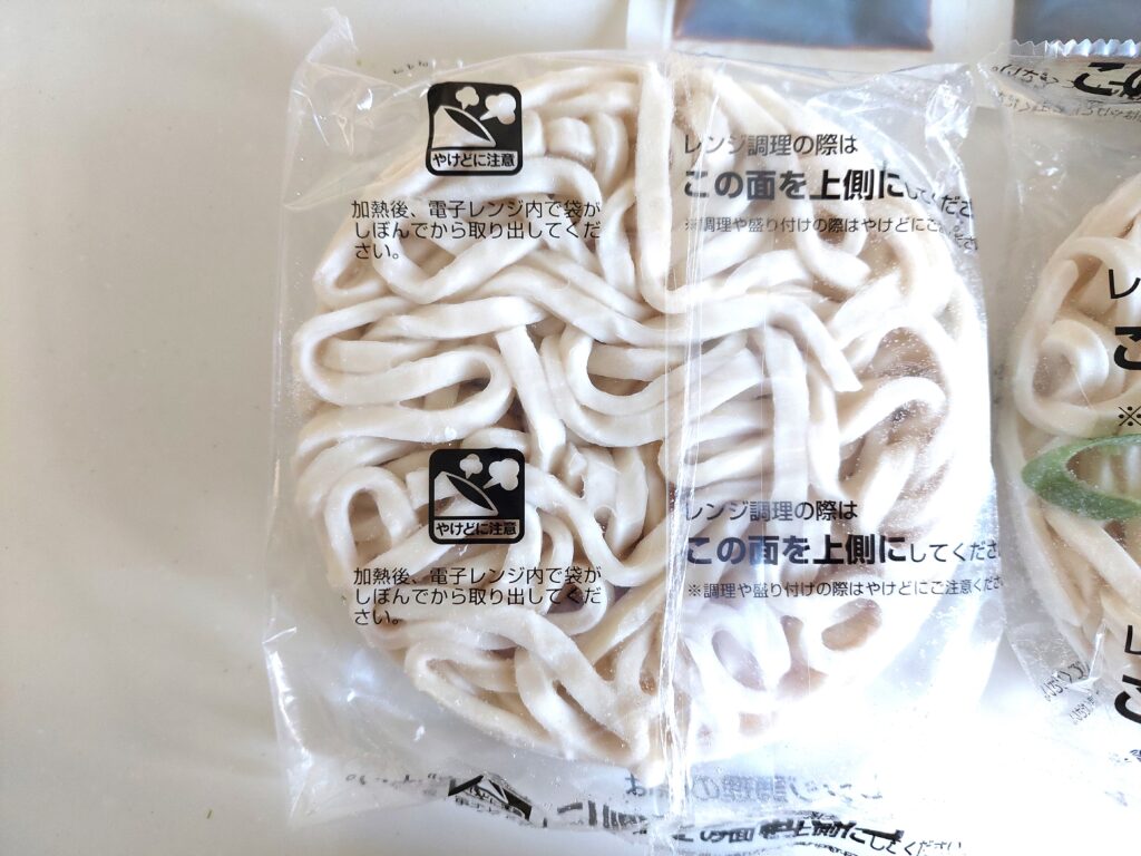 コープ「汁なし肉うどん」こちらを上に電子レンジで加熱